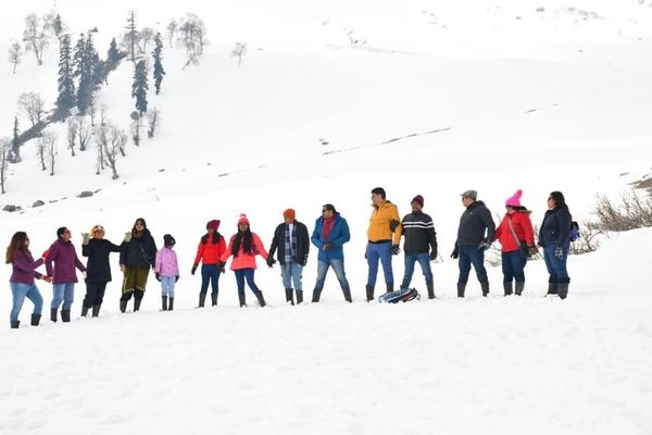 Cradled by Peaks, Kissed by Valleys: Parveen’s Kashmir Trip Review with Thrillophilia